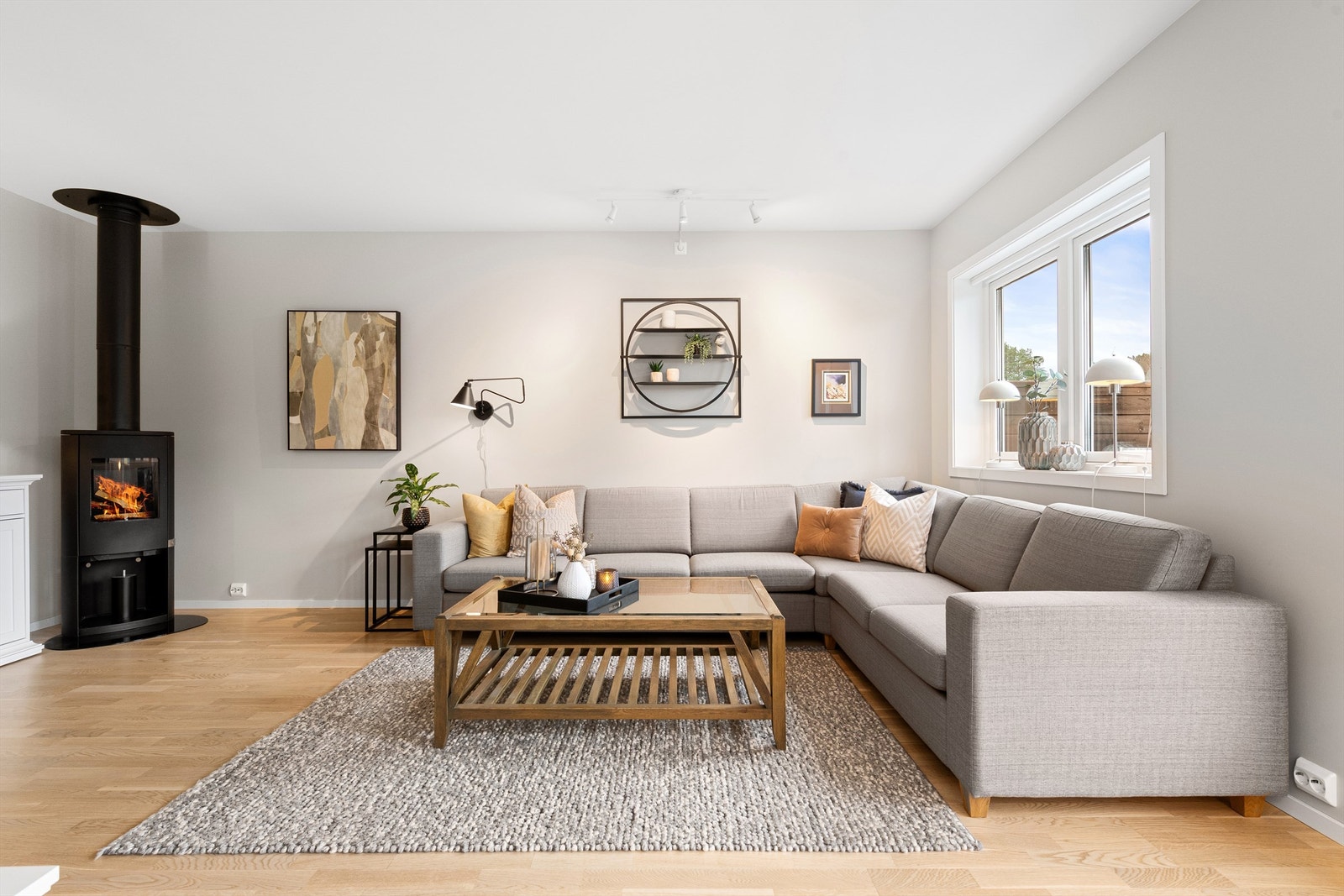 Vedovn på stue gir god oppvarming og koselig atmosfære i leiligheten Galleribilde