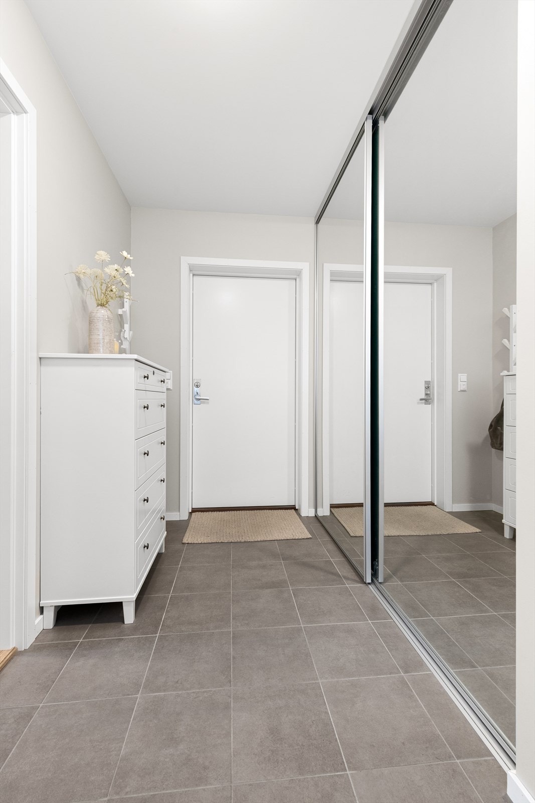 Innbydende entré med flislagt gulv og varmekabler Galleribilde