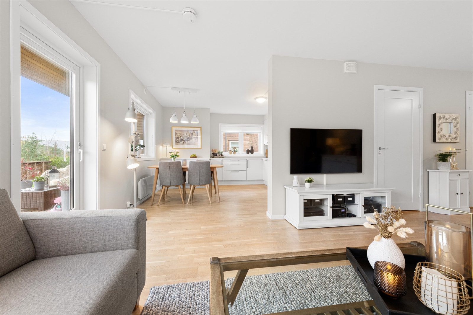 Leiligheten fremstår med gjennomgående moderne uttrykk, store vindusflater og rene linjer Galleribilde