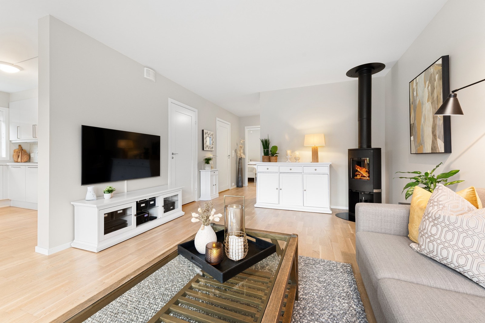 Det er dels åpen stue og kjøkkenløsning med god plass til både sofagruppe og spisestue Galleribilde