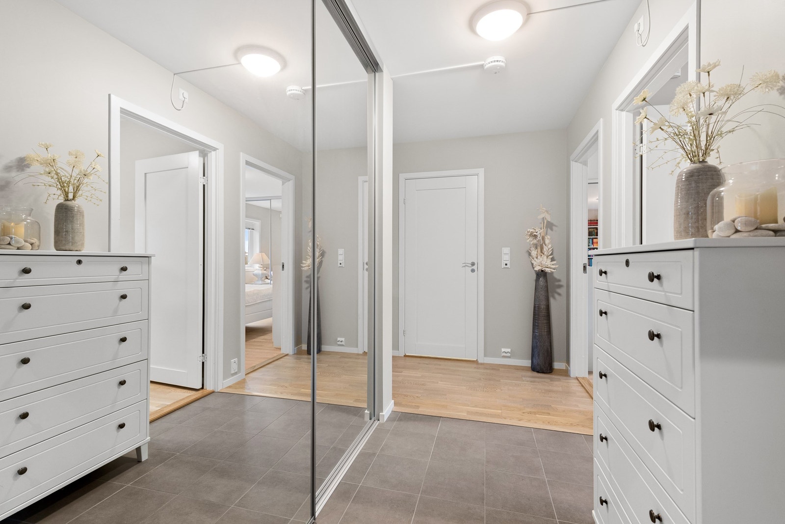 Entrè har en romslig og praktisk skyvedørsgarderobe hvor sikringsskapet er plassert Galleribilde