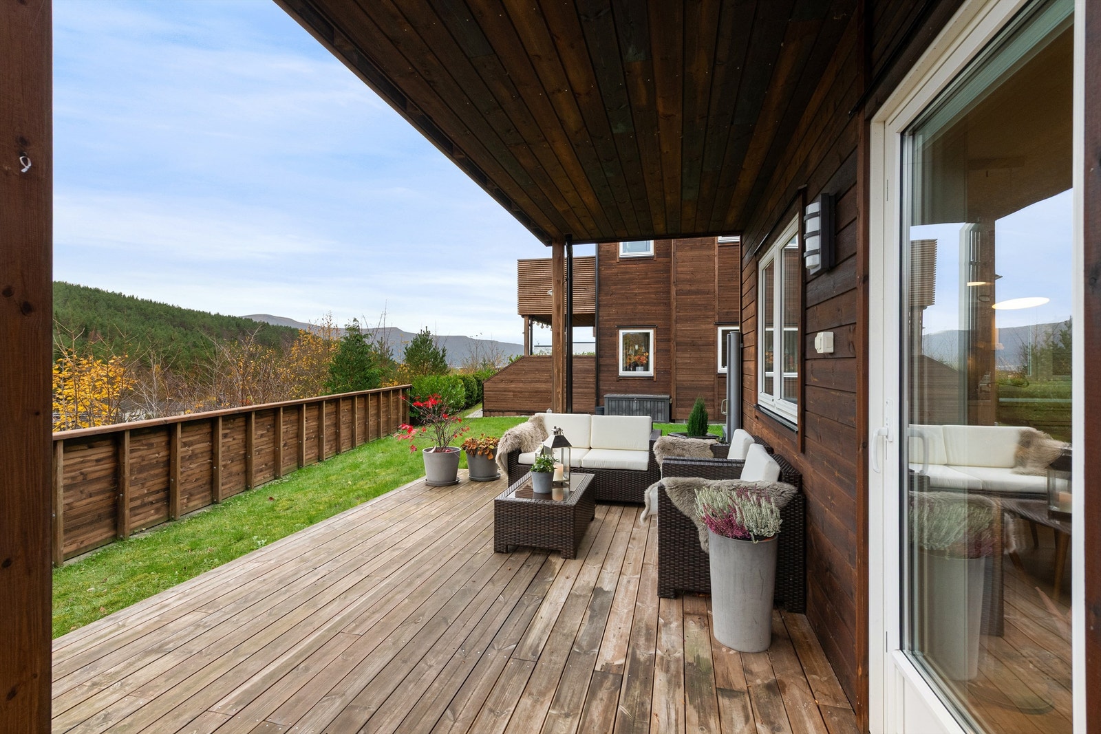 Det er kort vei til Høgnakken med flott utsikt over sentrum og Sunnmørsalpene Galleribilde