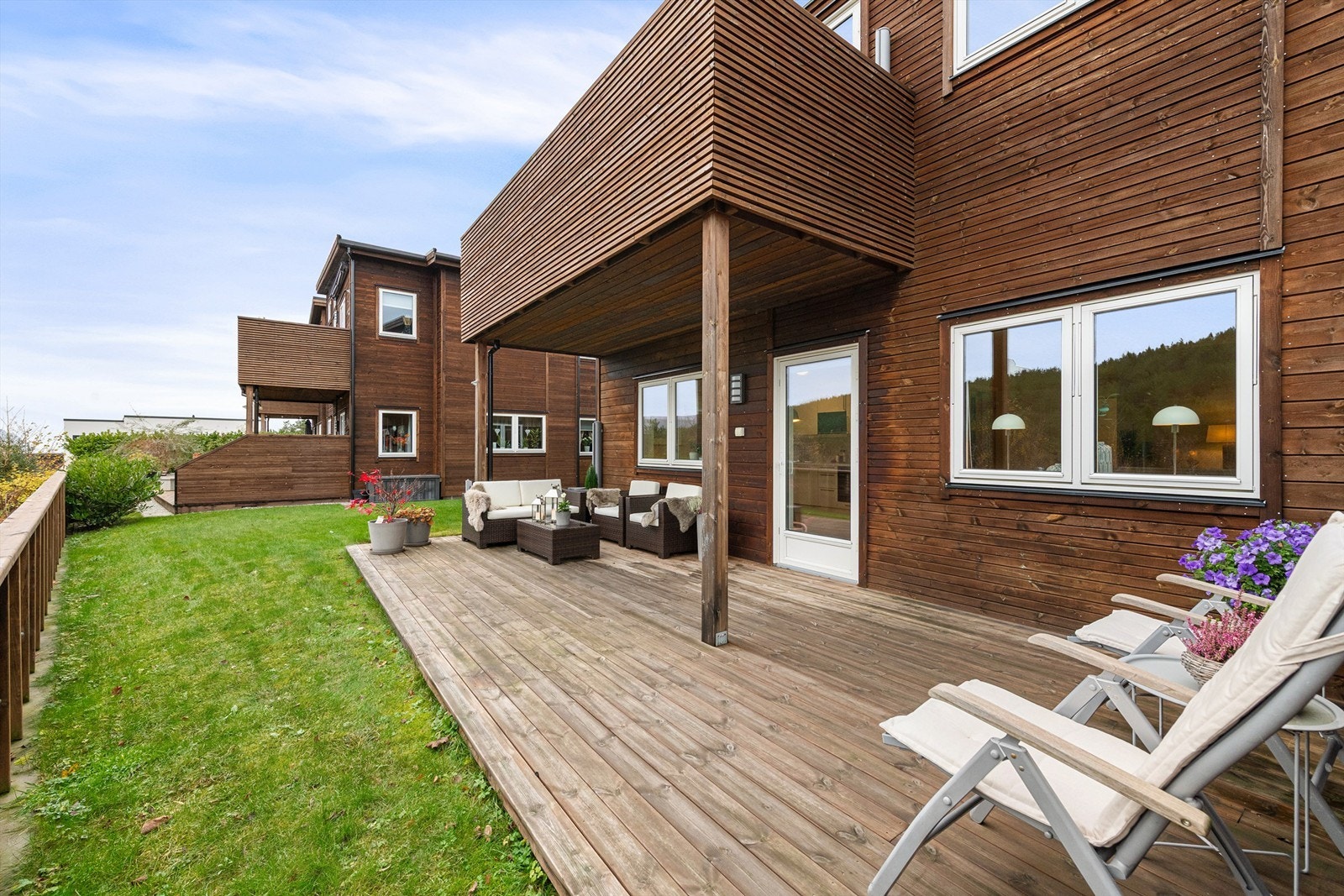 Romslig markterrasse på 26 kvm med lett adkomst til hage. Deler av terrassen er overbygd. Galleribilde