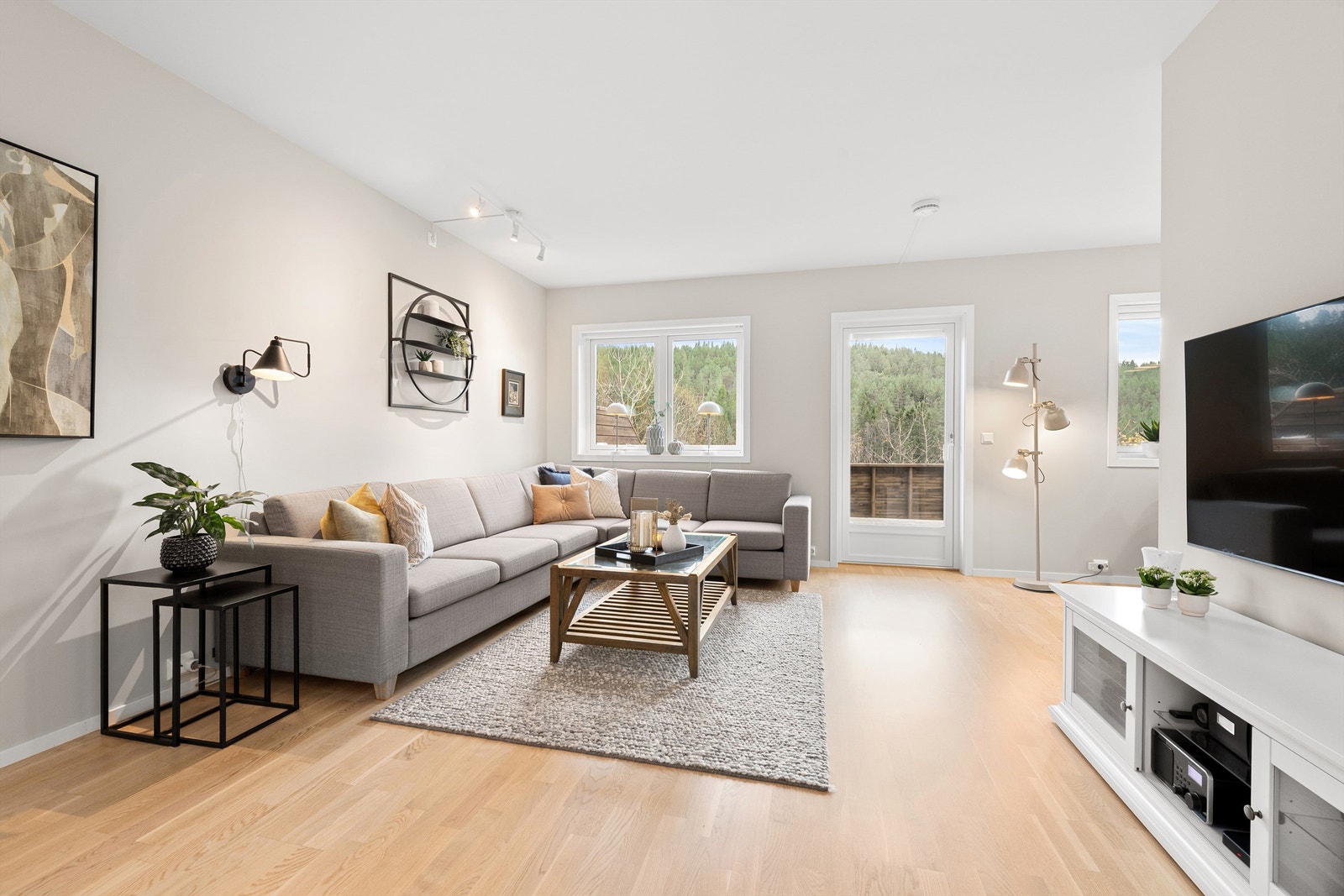 Leiligheten disponerer egen garasje og har en sydvestvendt terrasse med flott utsikt og solforhold Galleribilde