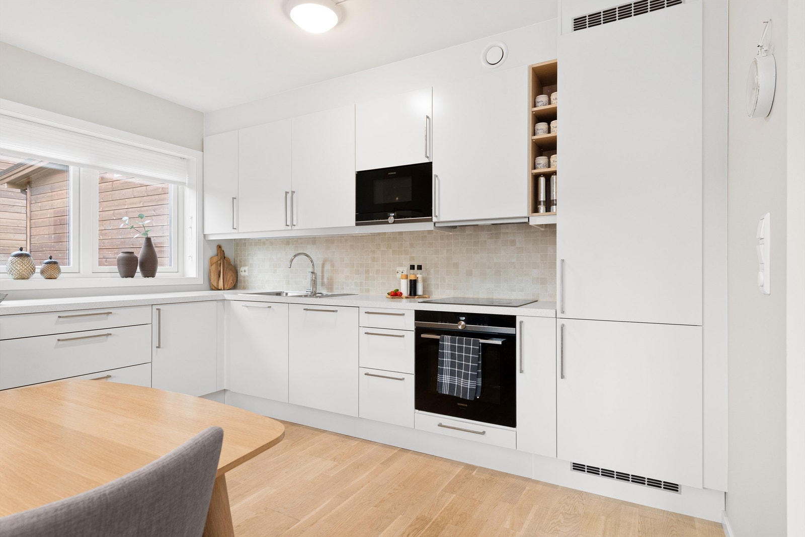 Kjøkkenet er utstyrt med kjøl/fryseskap, oppvaskmaskin, induksjonstopp, mikro, vannstoppsystem og komfyrvakt. Galleribilde