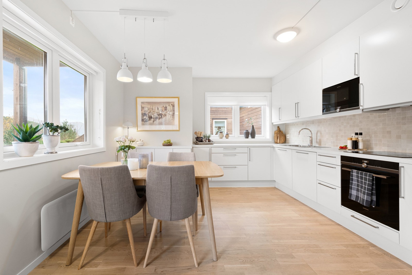 Det er god plass til spisebord på kjøkkenet Galleribilde