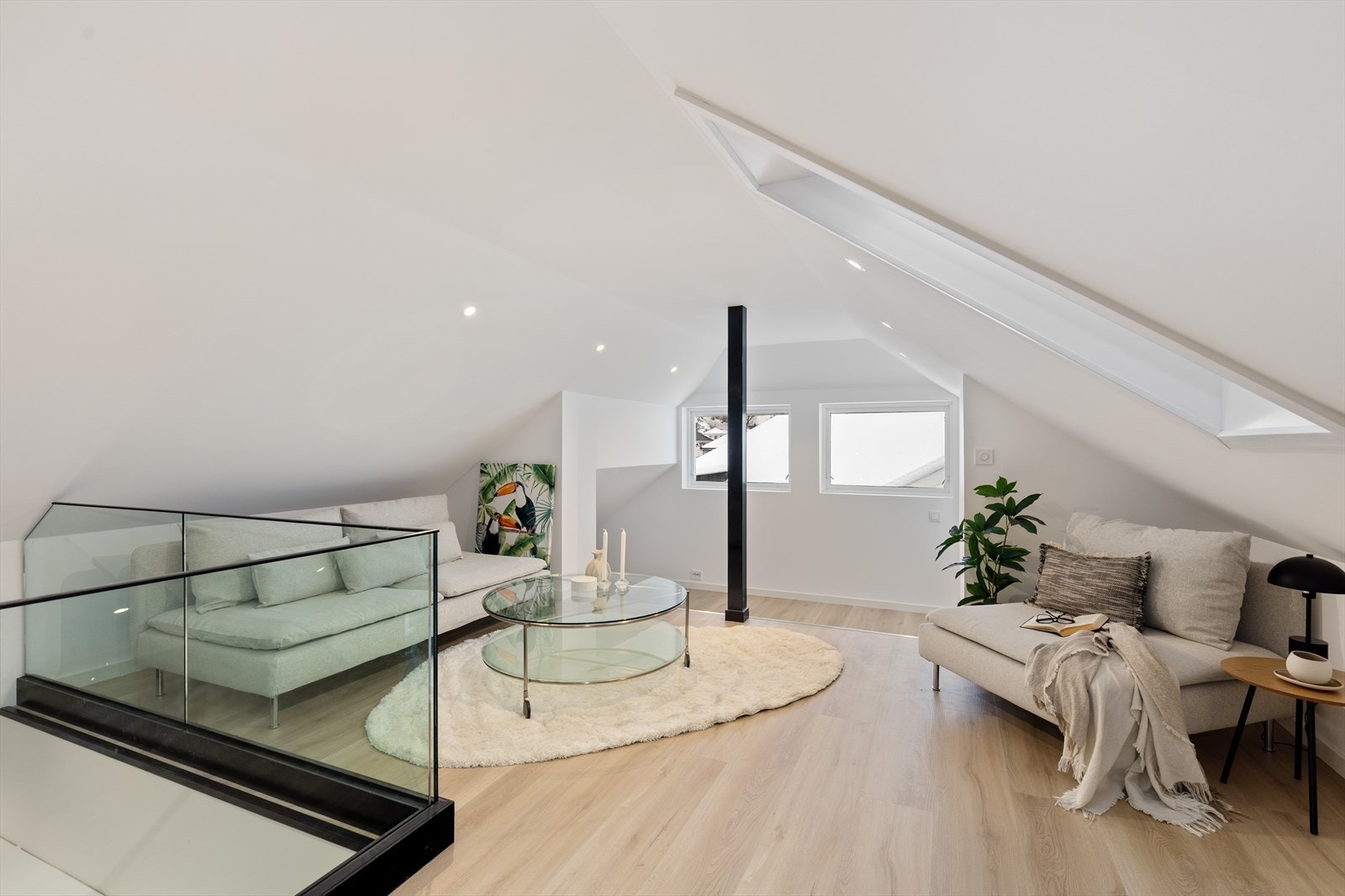 På mesanin er det god plass til lesekrok eller tv-stue Galleribilde