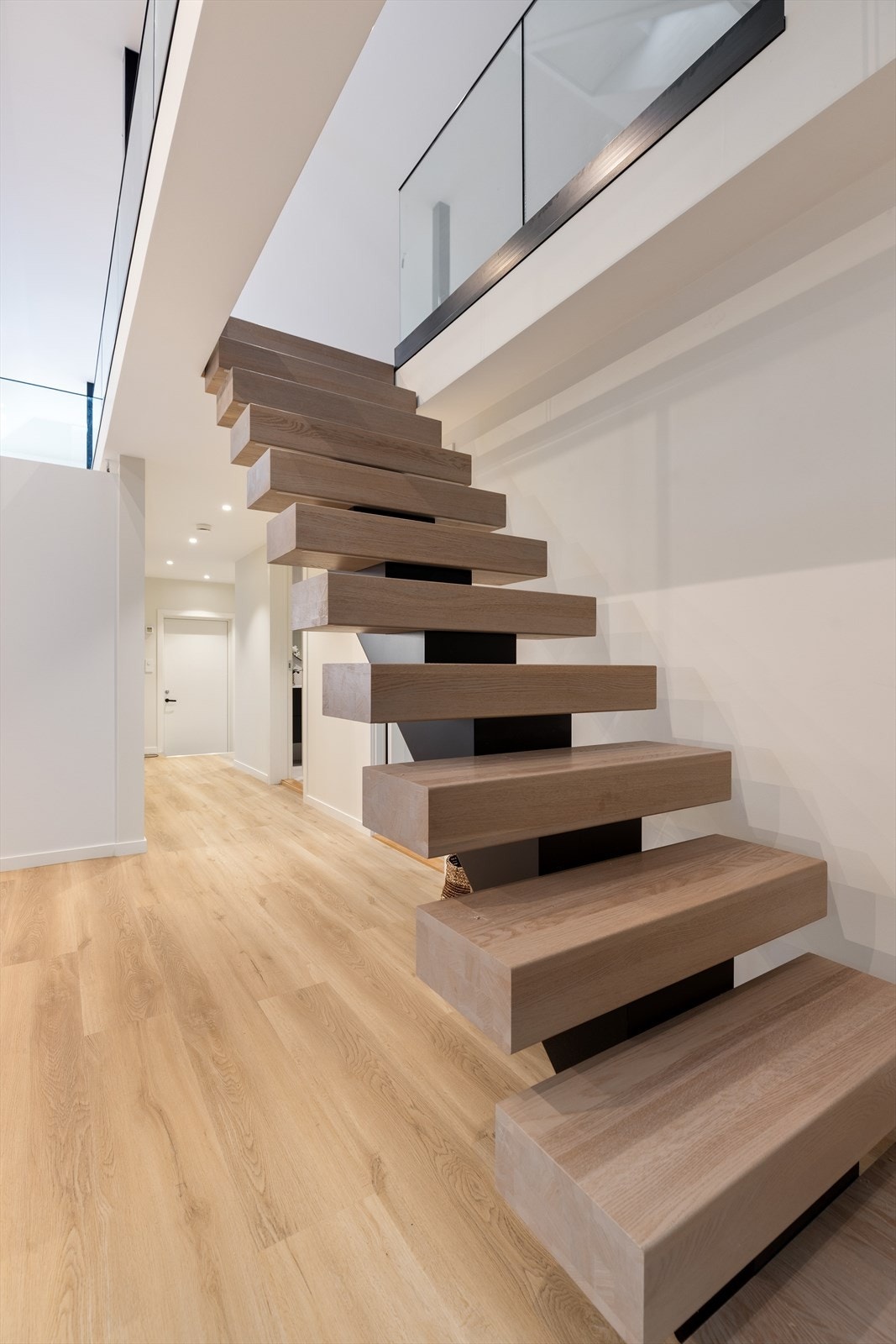 Flott og påkostet trapp med led-lys i trinn Galleribilde