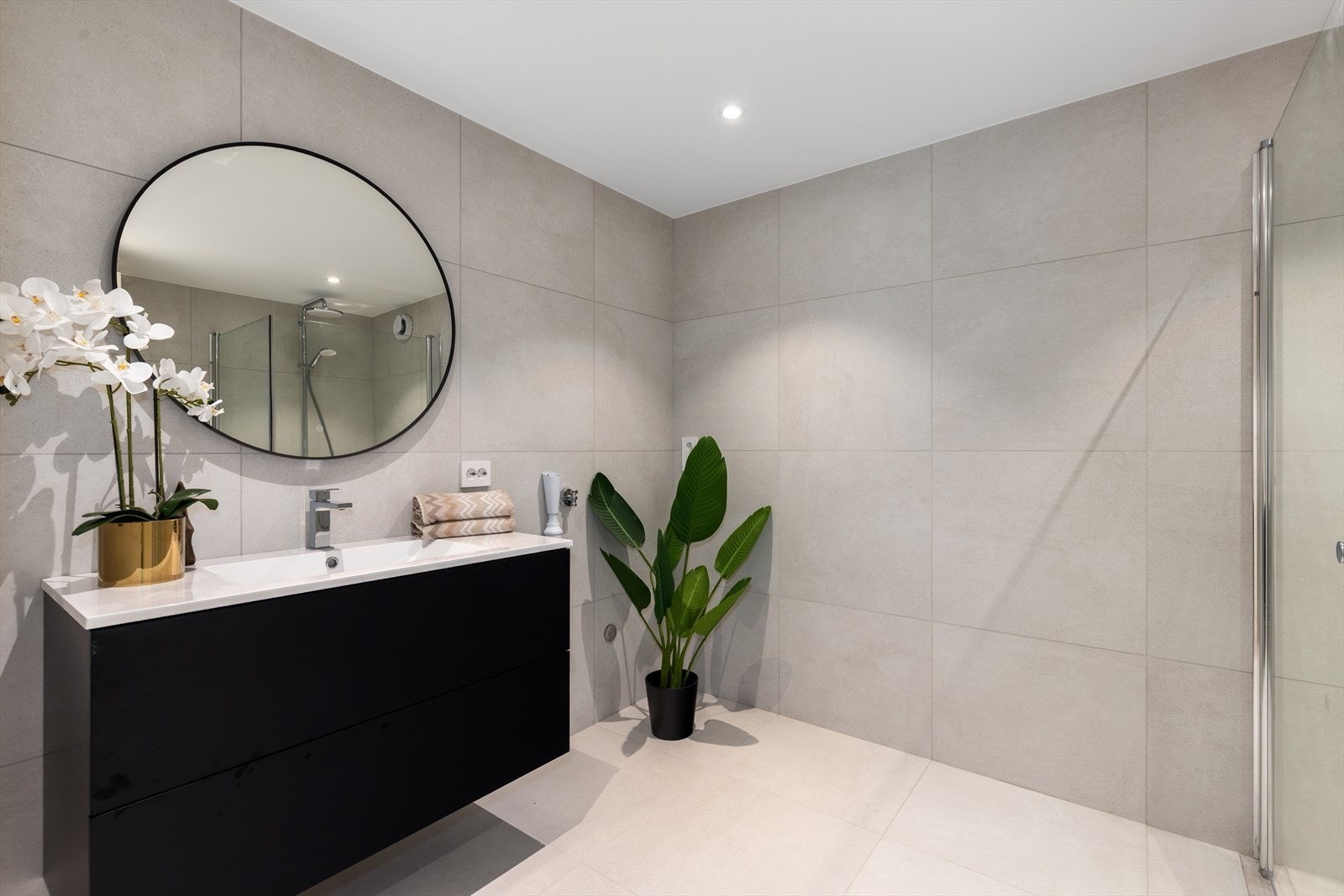 Bad med flis fra gulv til tak Galleribilde