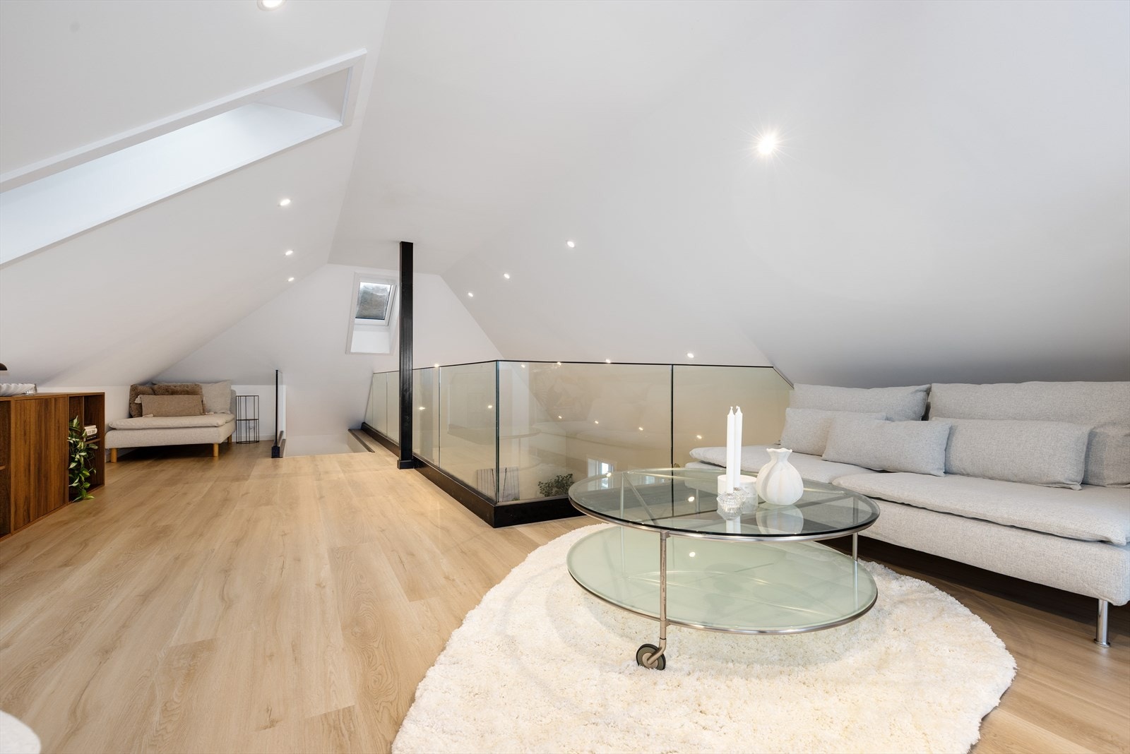 Romslig mesanin med downligts Galleribilde