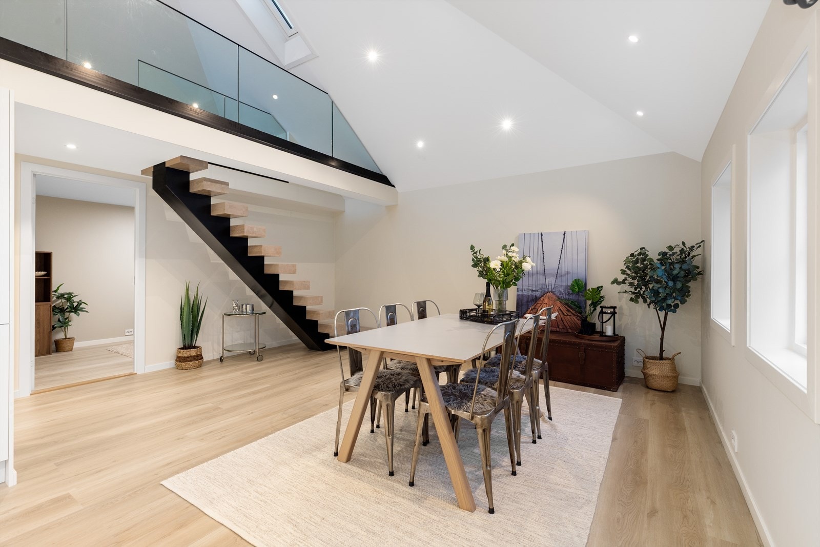 Leiligheten har en slående takhøyde i kjøkken og spisestue Galleribilde