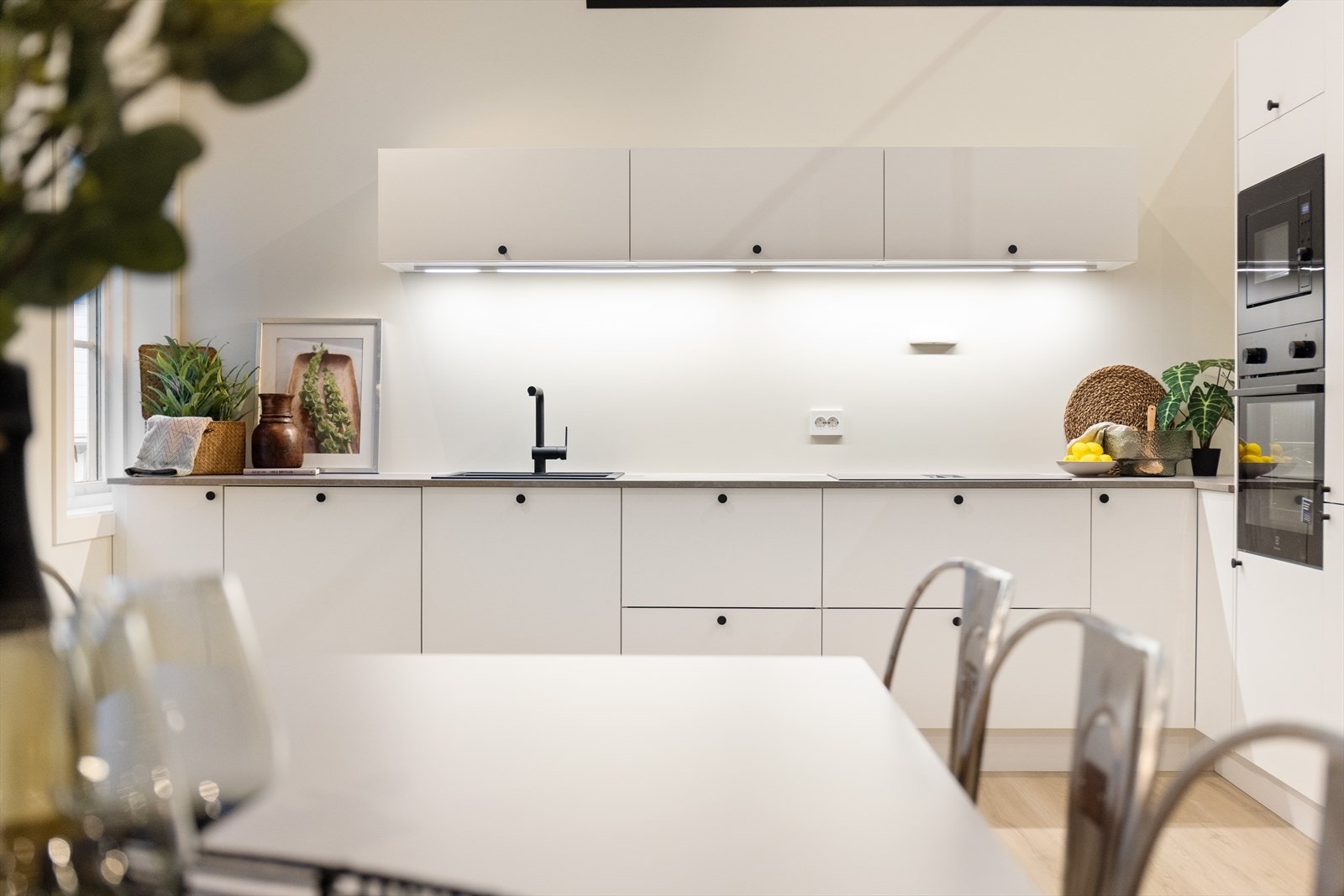 Godt med benkeplass og skap Galleribilde