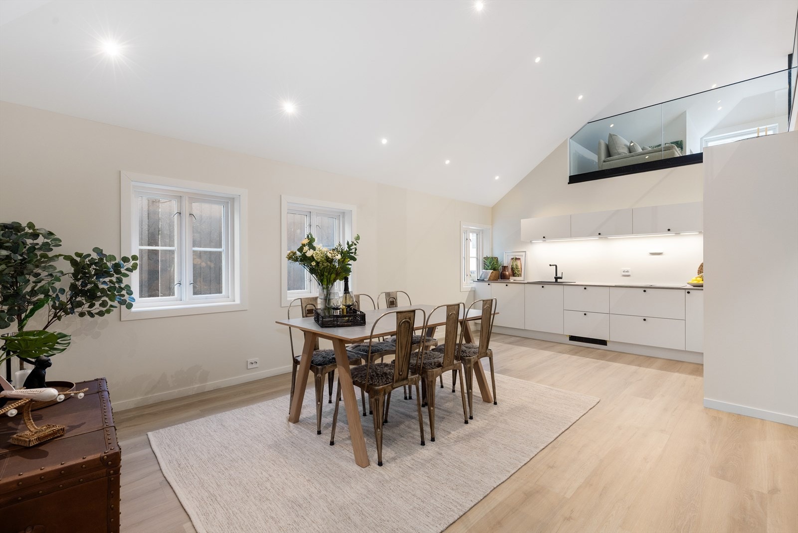 Kjøkken med integrerte hvitevarer Galleribilde