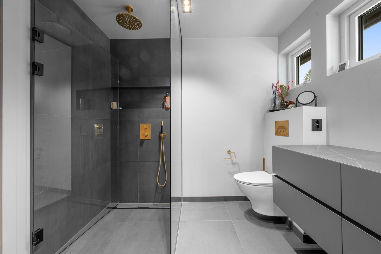 Lekkert bad med gjennomførte detaljer. Legg merke til det innebygde dusjarmaturet! Galleribilde