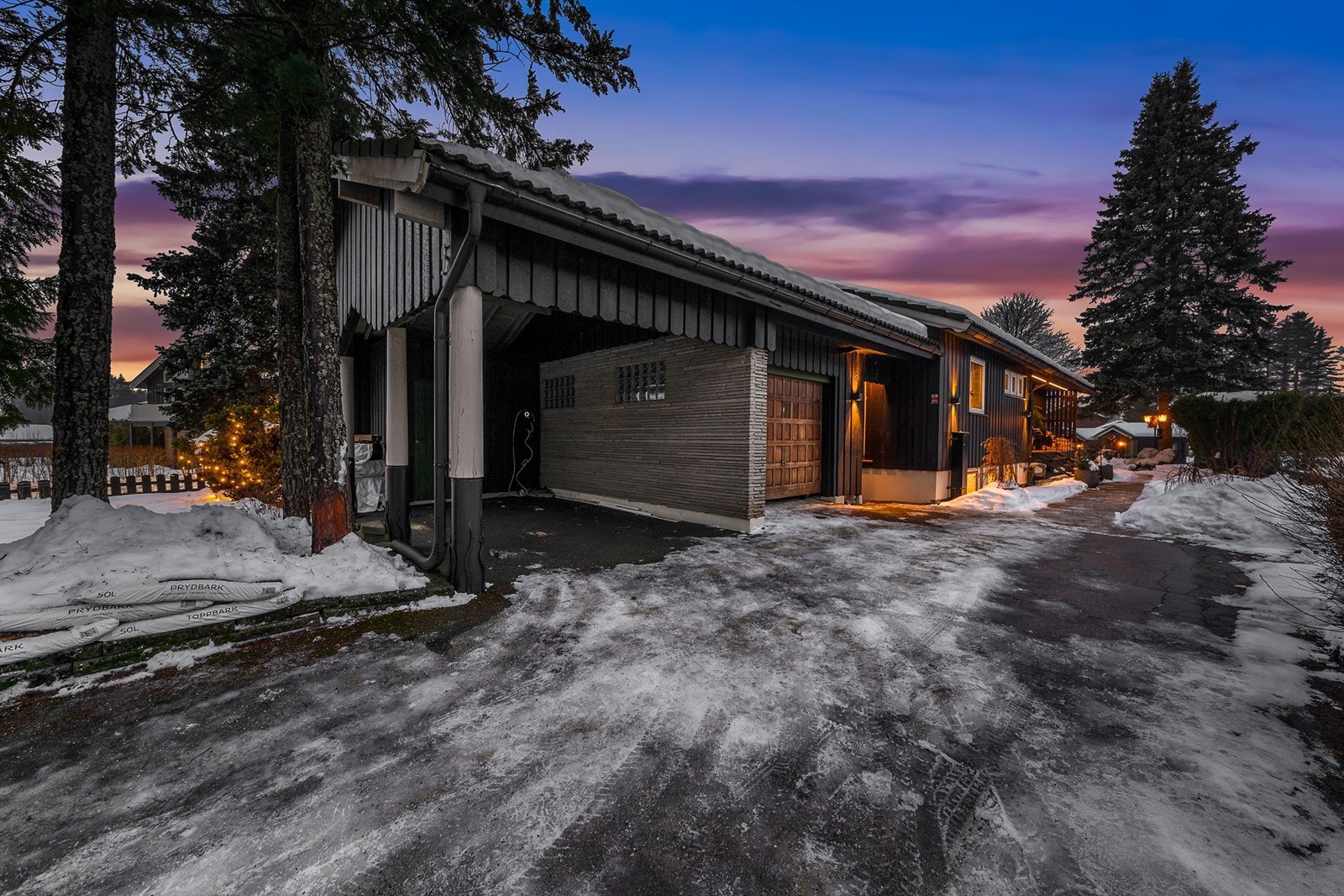 Parkering i garasje, carport og på asfaltert gårdsplass. Galleribilde