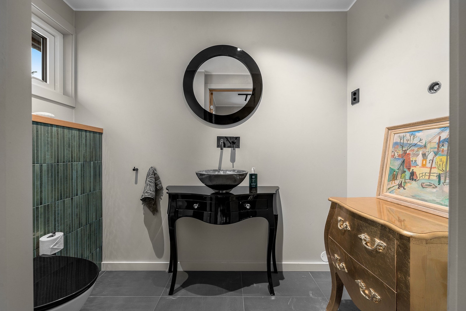 Gjestetoalett med adkomst fra entreen. Moderne fargevalg i fliser og innredning. Galleribilde