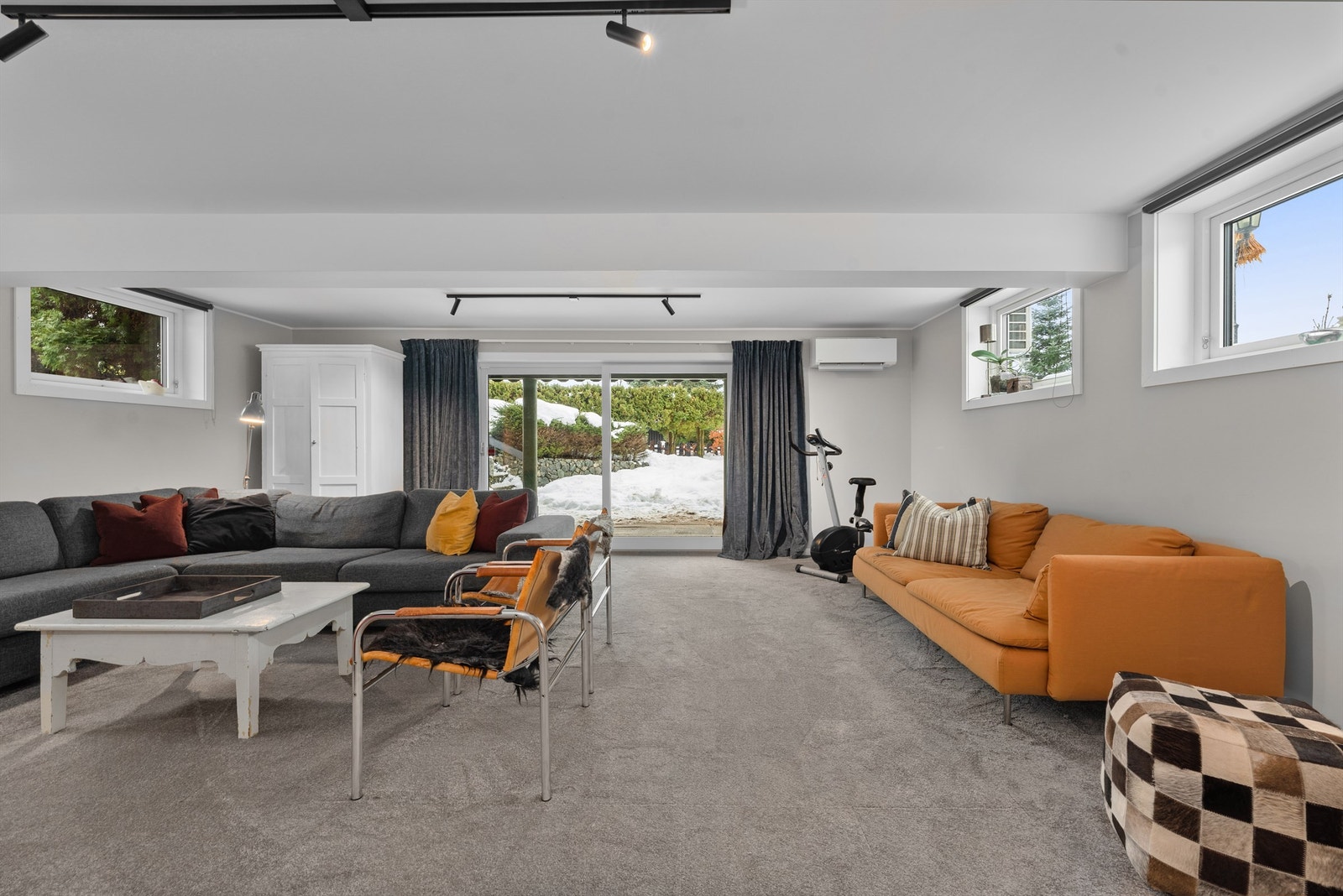 Utgang til terrasse og hage via skyvedør Galleribilde