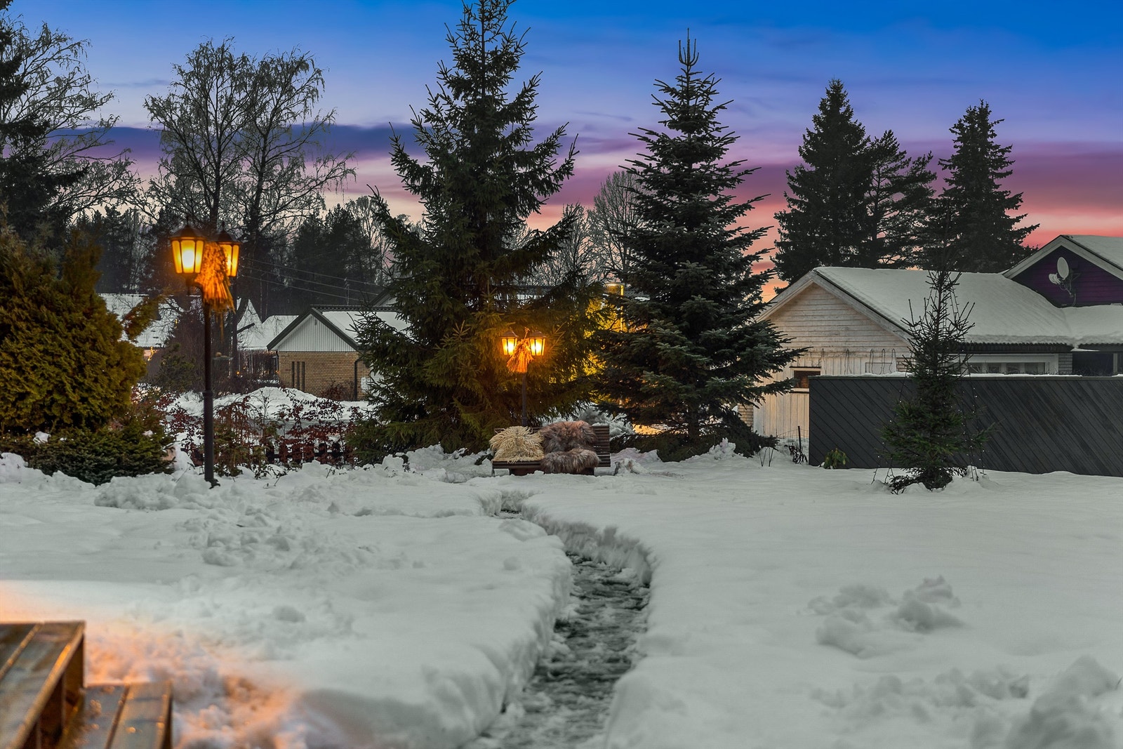 Eiendommen er på ca. 1,5 mål og har flere hyggelige soner med sittegrupper, benker, lekestuer m.m. Galleribilde