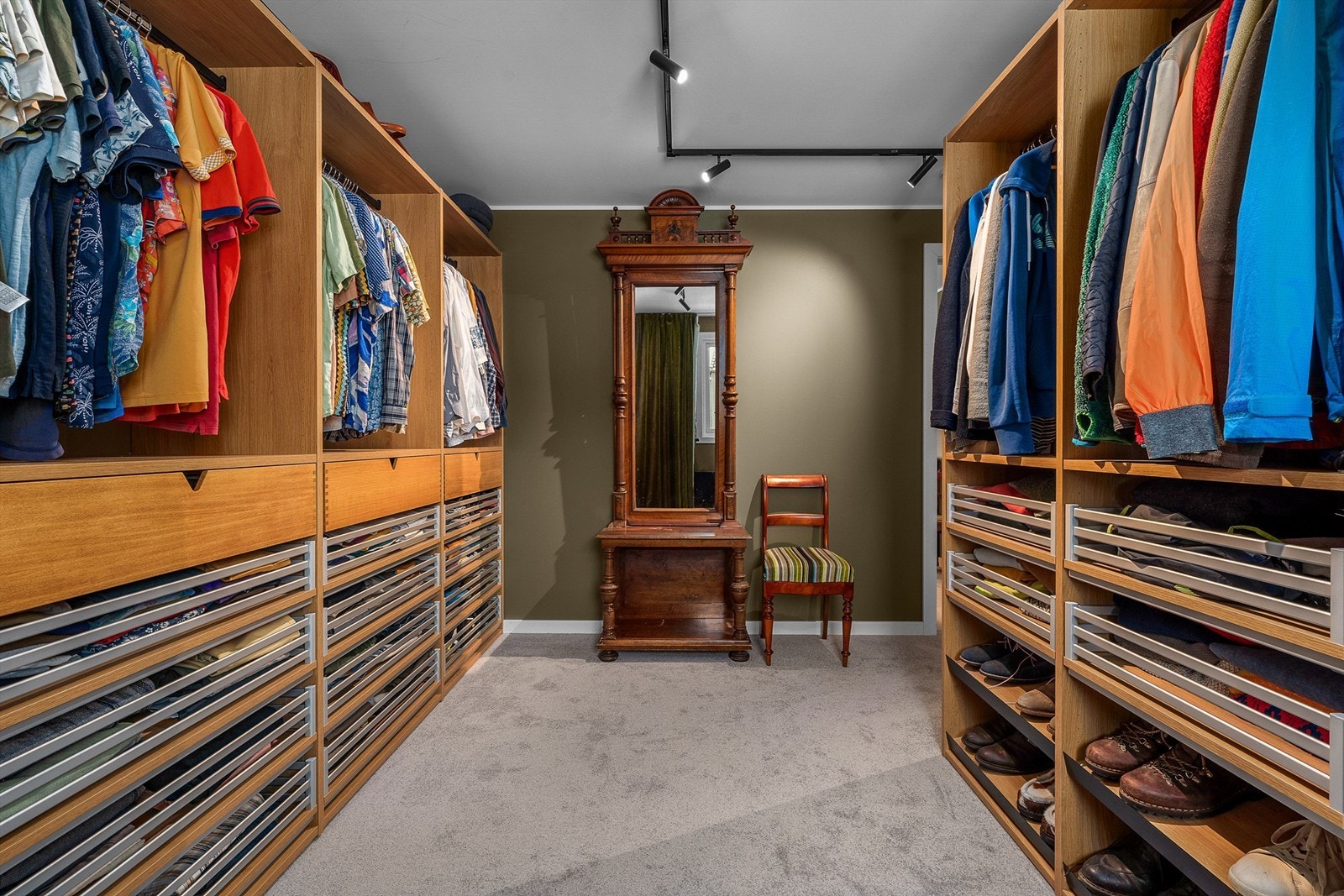 Romslig garderobe med tilknytning fra hovedsoverommet Galleribilde