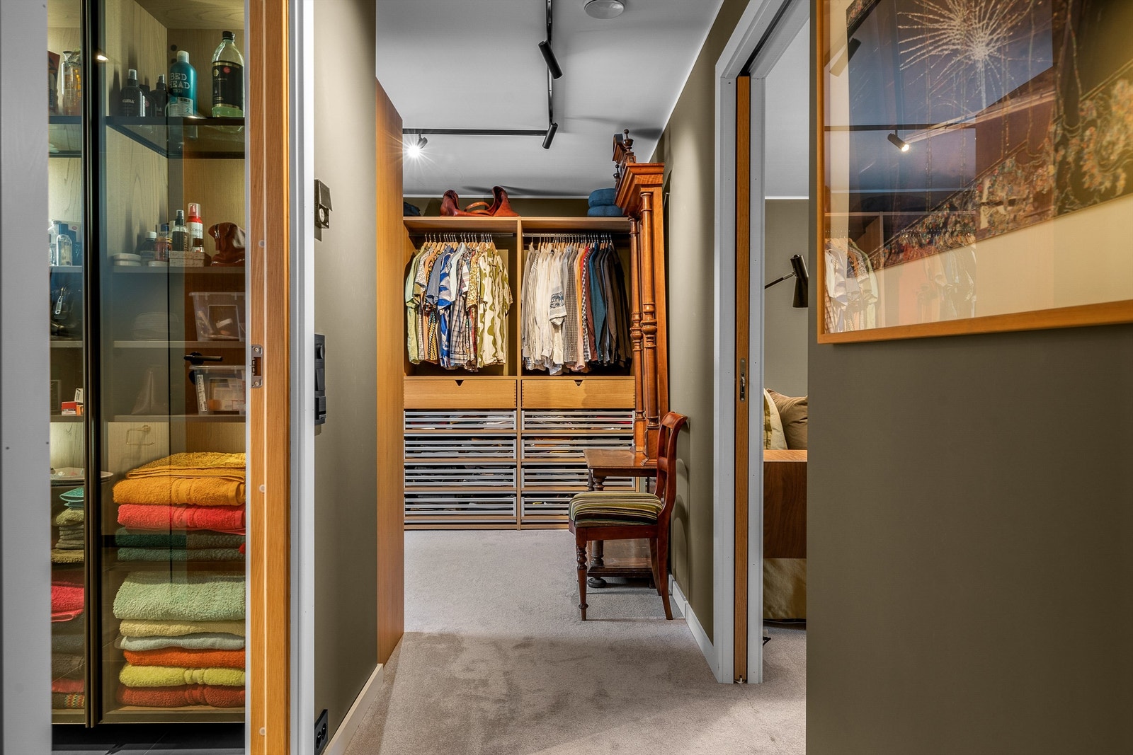 Hovedsoverommet har en egen avdeling med en suite bad og garderobe. Galleribilde