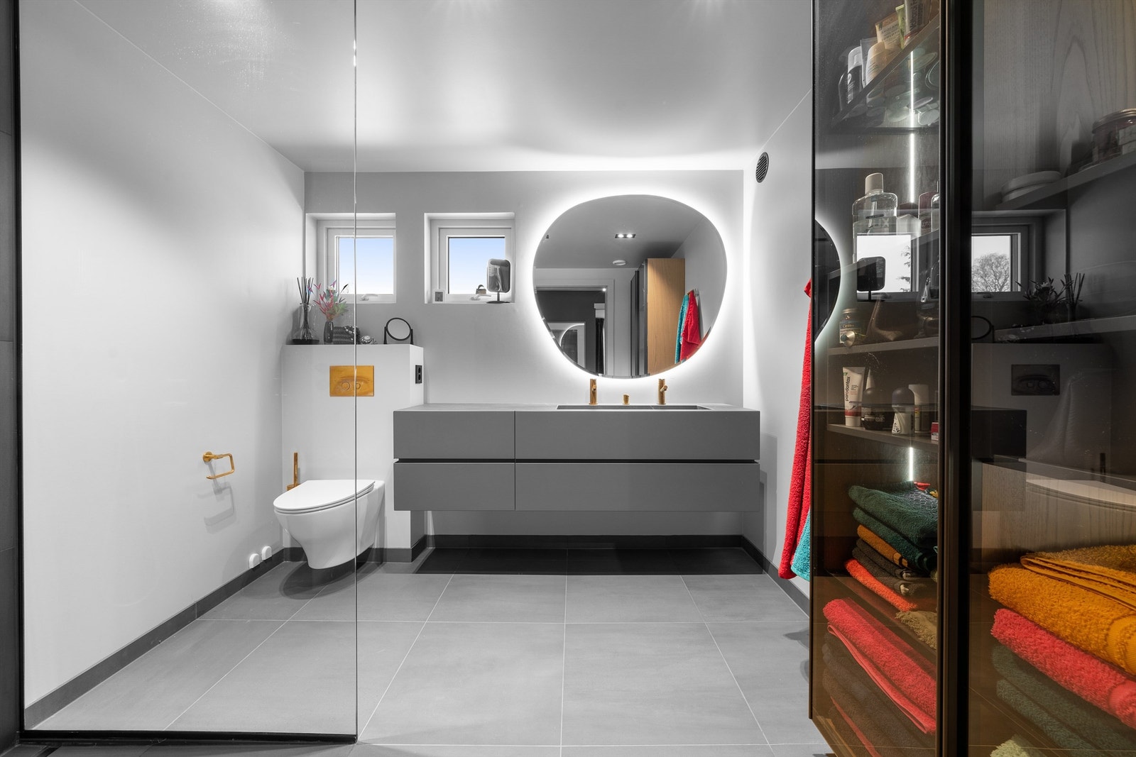 Bad med adkomst fra hovedsoverommet Galleribilde