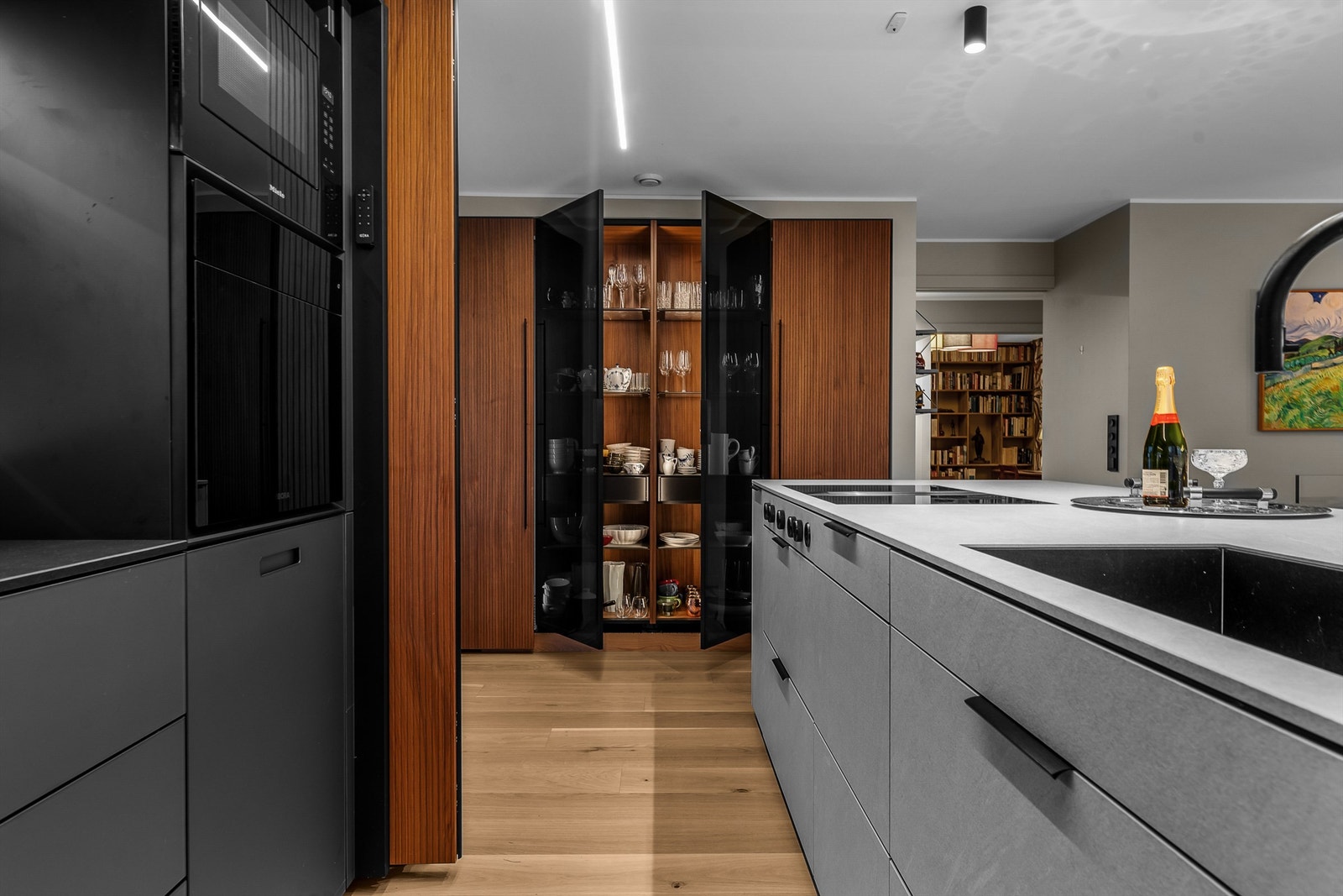 Kjøkkenet har rikelig med skap- og benkeplass, mens innredningen gir et rent og estetisk uttrykk Galleribilde