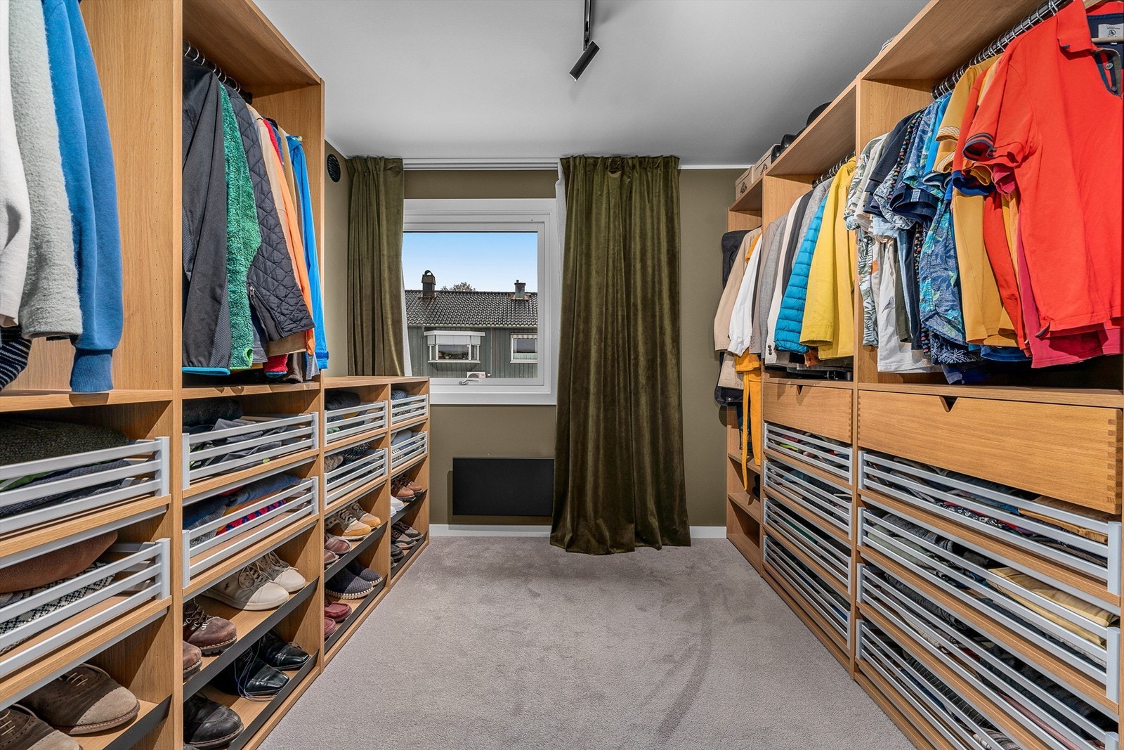 Opprinnelig soverom - innredet garderobe Galleribilde