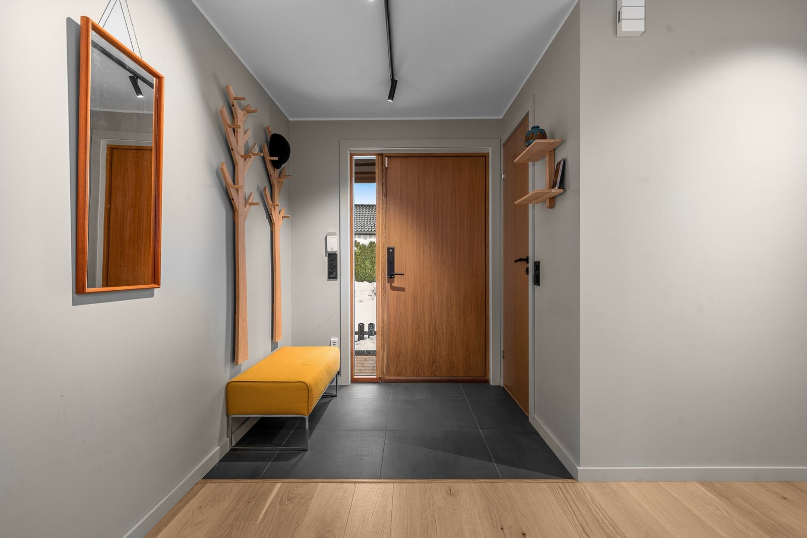 Velkommen inn! Innbydende flislagt entré med varmekabler som gir et godt førsteinntrykk av boligen Galleribilde