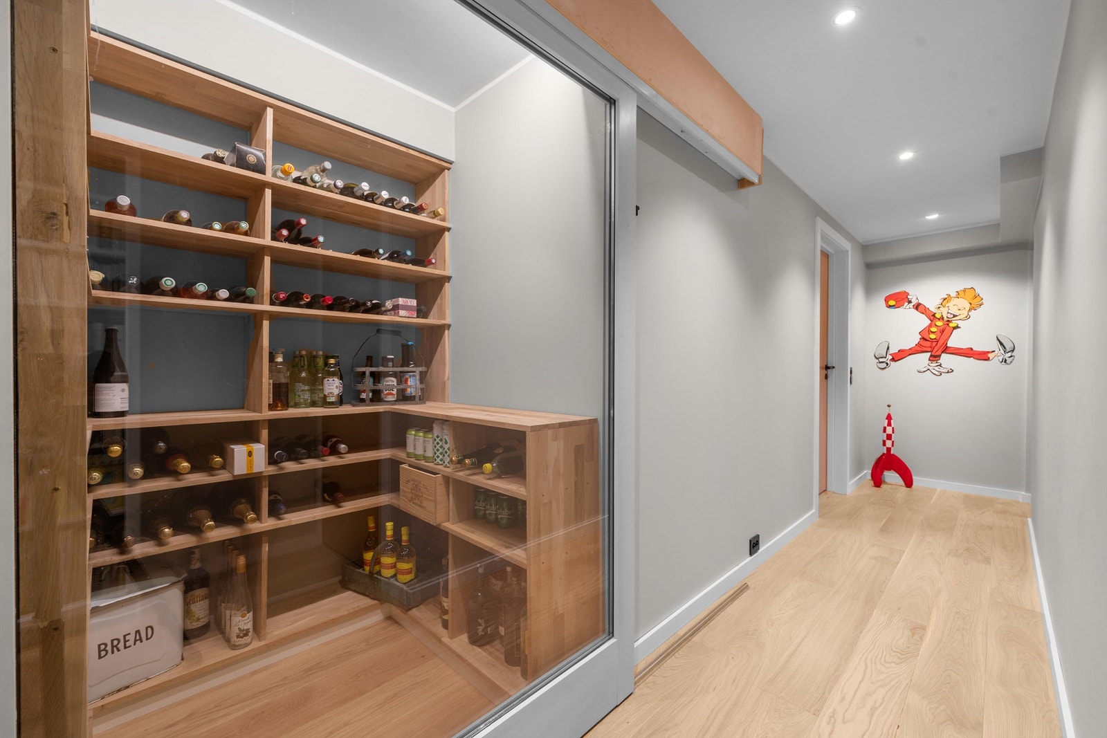 Lunt vinrom plassert i underetasjen Galleribilde