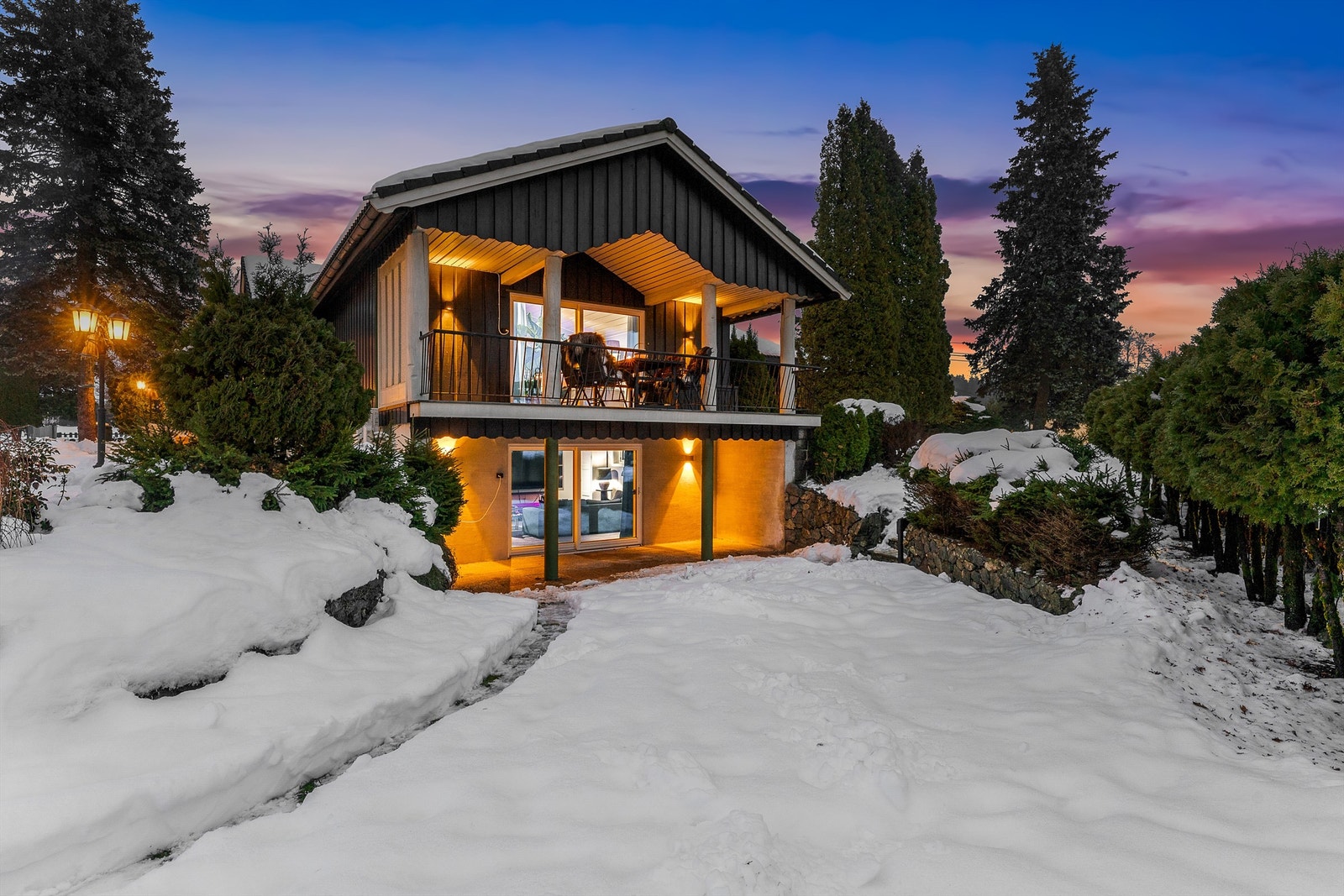 Eiendommen ligger i et rolig og barnevennlig område, kun en kort gåtur fra sentrum. Galleribilde