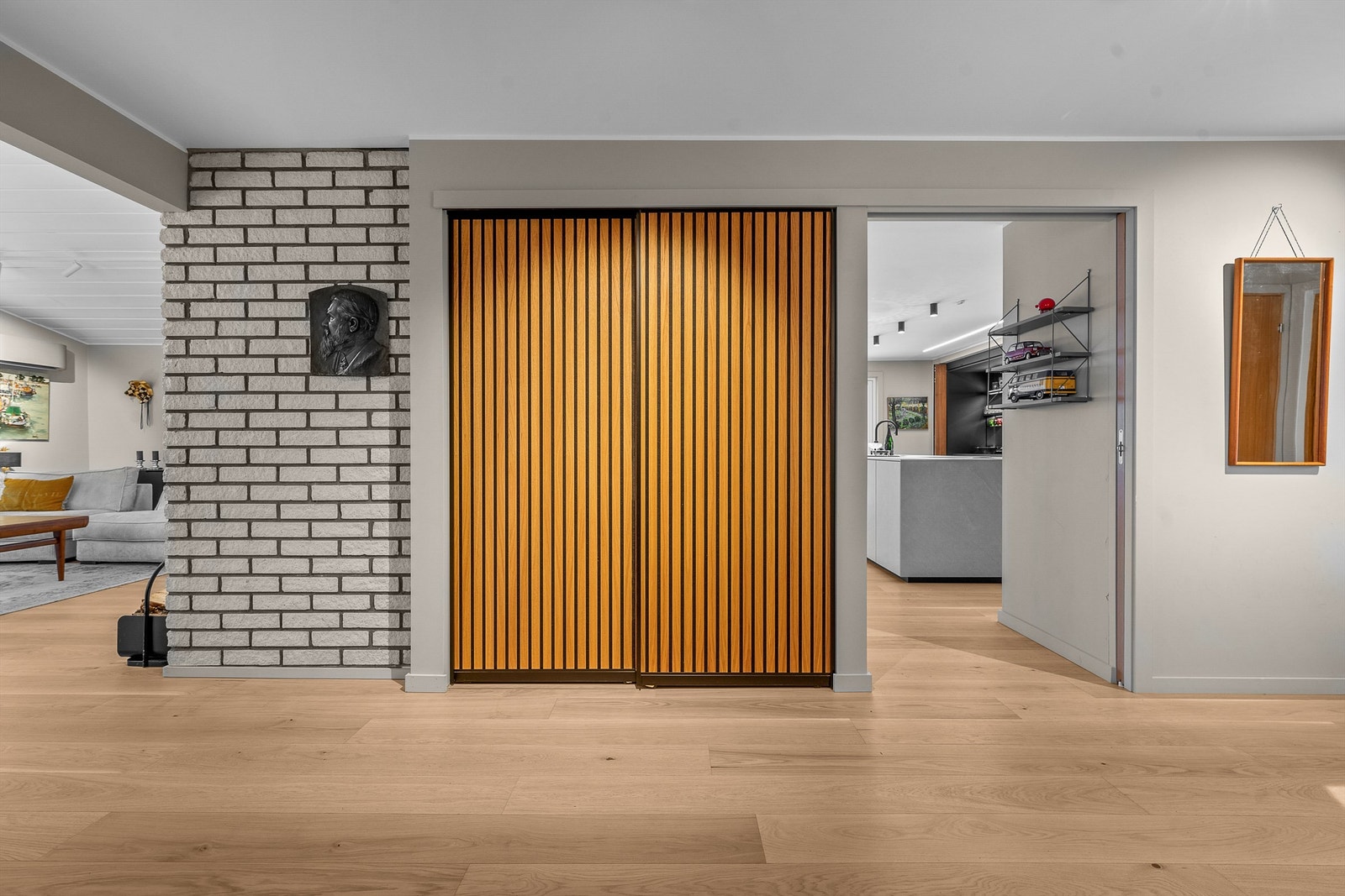 Skyvedørsgarderobe i tilknytning entreen. Garderoben har innebygd klessjakt ned til vaskerom. Galleribilde