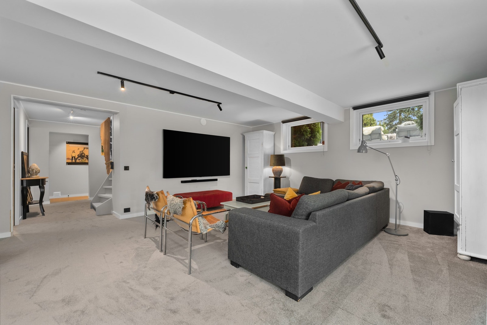 Underetasjen er ikke bruksendret eller godkjent til varig opphold. Galleribilde