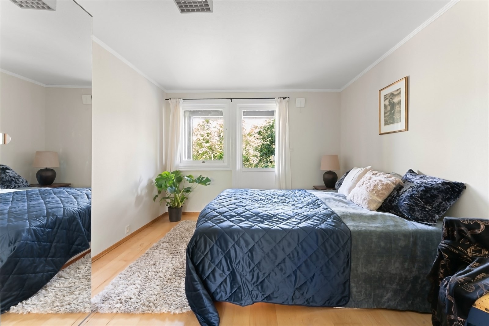 Dette soverommet har et stort skap og utgang til bakhagen, med bl.a et stort epletre og hellelagt terasse Galleribilde