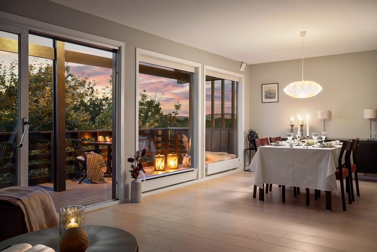 Stue med store vindusflater og mye lys. Galleribilde