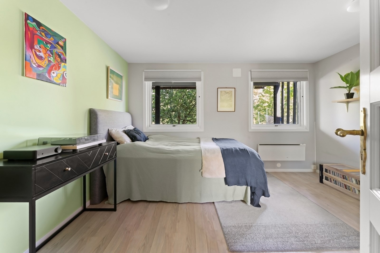 Hovedsoverommet er svært romslig og ble pusset opp i 2019 med bl.a ny parkett og varmekabler. Galleribilde