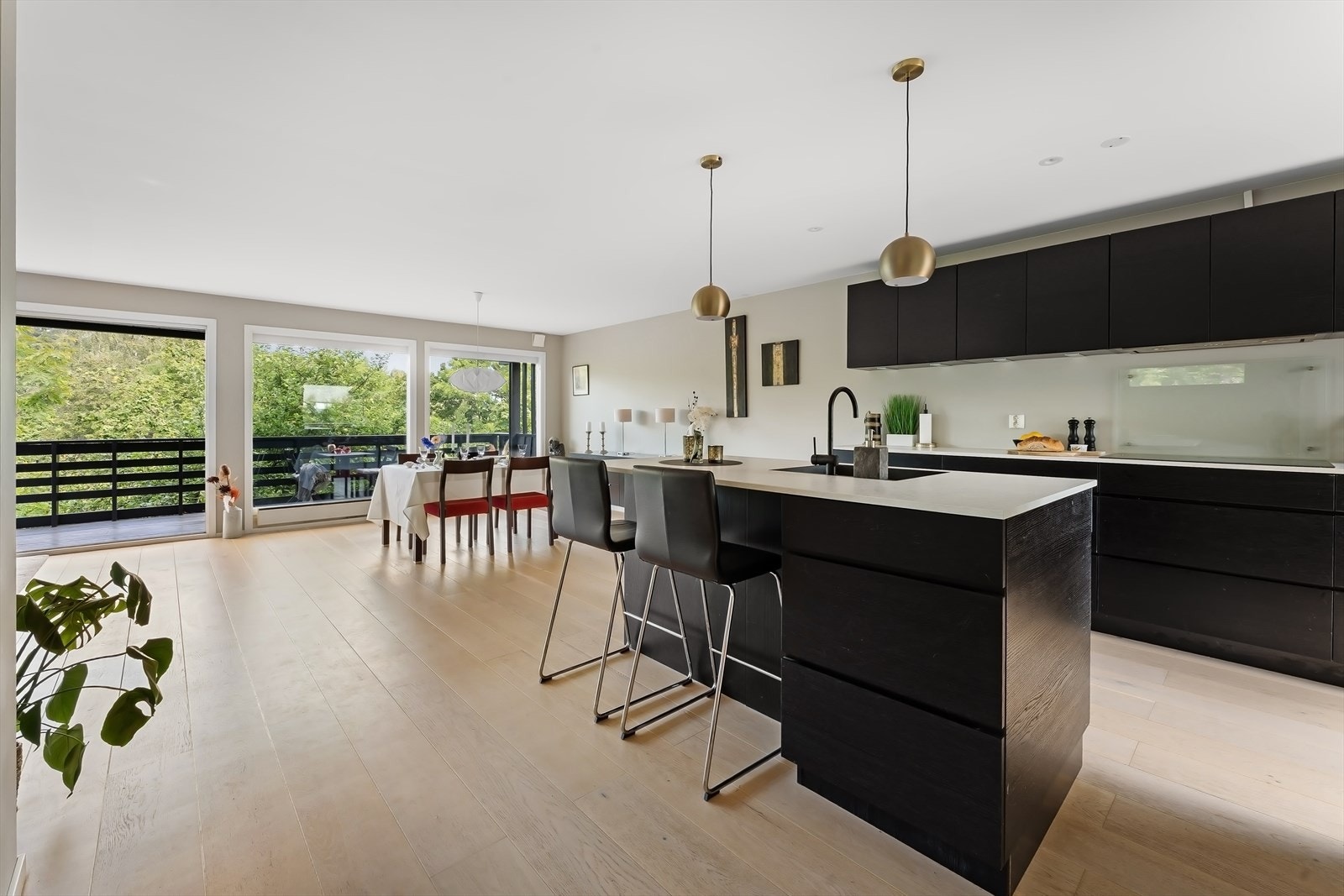 Stor og sosial kjøkkenøy. Galleribilde