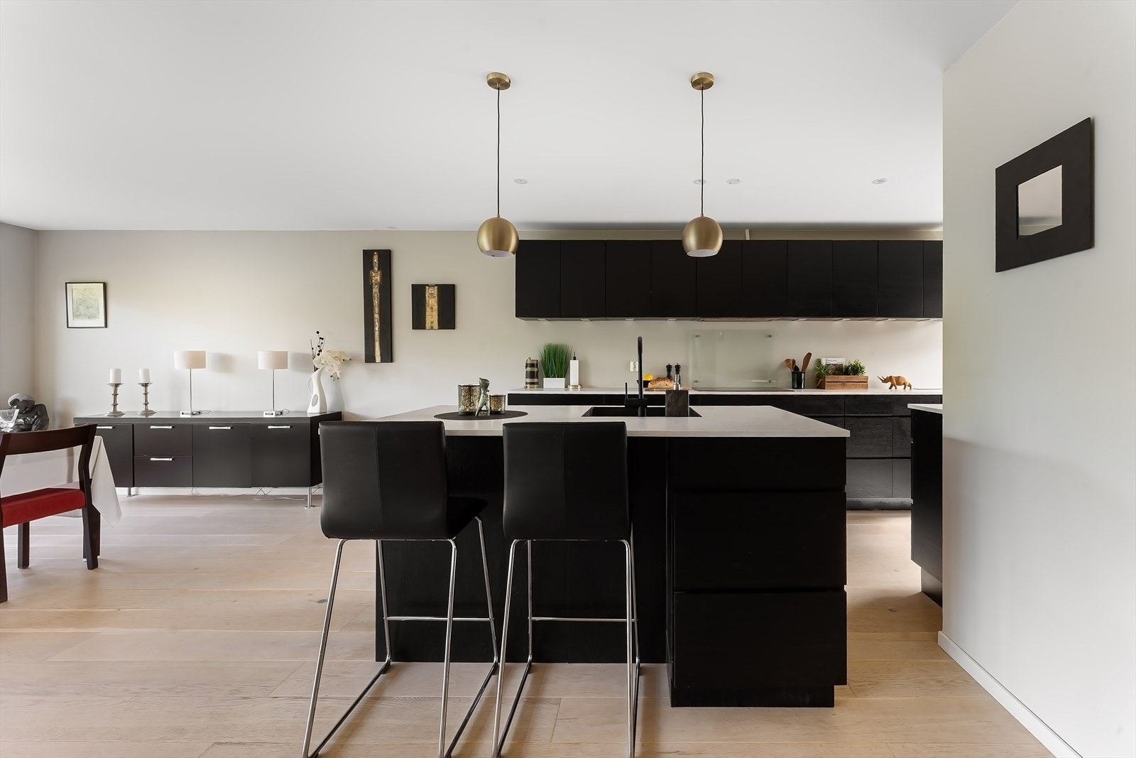 Kjøkkenet ligger i åpen løsning med stuen. Galleribilde