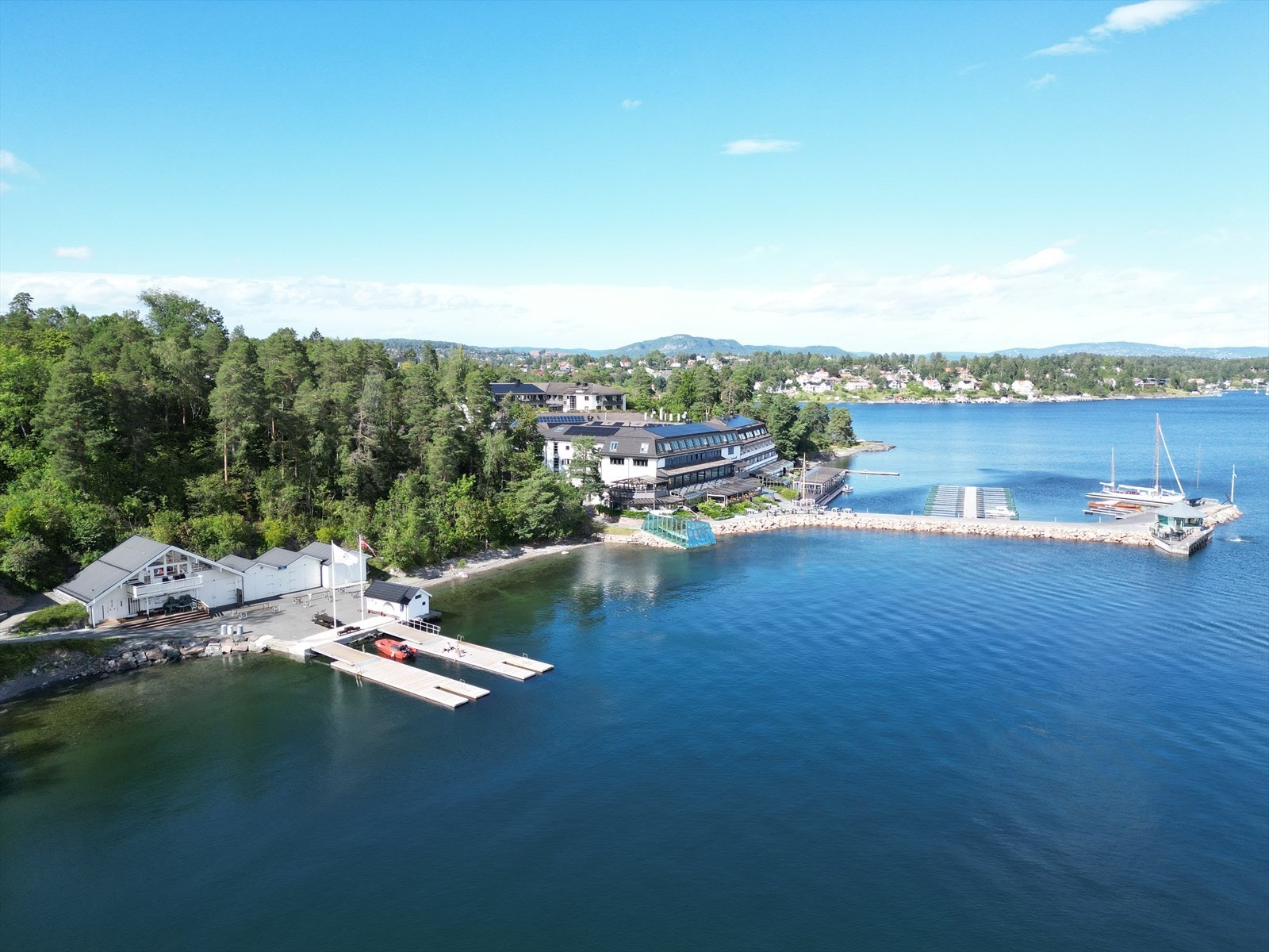 Det tar bare noen få minutter å gå "den indre" veien ned til Asker Kajakklubb med tilhørende strand og Holmen Fjordhotell. Galleribilde