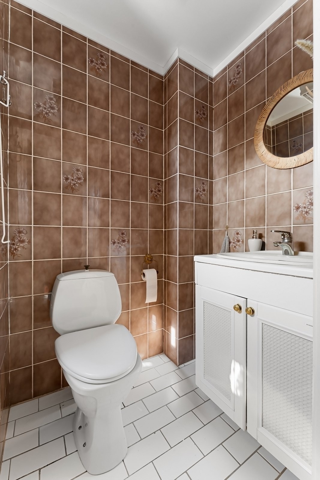 Flislagt bad med varmekabler fra byggeår. Galleribilde