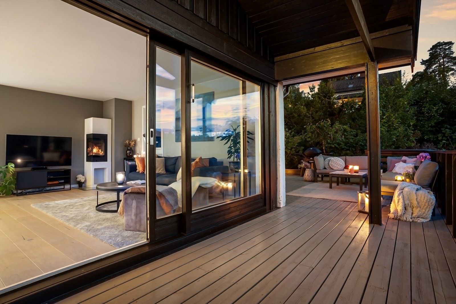 Verandaen strekker seg rundt baksiden av boligen. Galleribilde