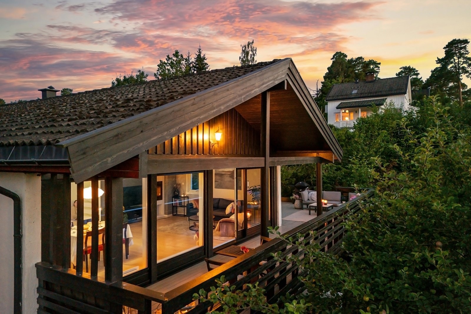 Eiendommen har flott beliggenhet med utsyn mot nærområdet og deler av fjorden, gode solforhold og en tilbaketrukket plassering. Galleribilde