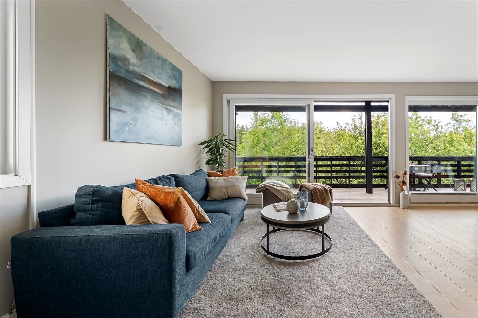 God plass til sofaseksjon med tilhørende mediamøbler. Galleribilde