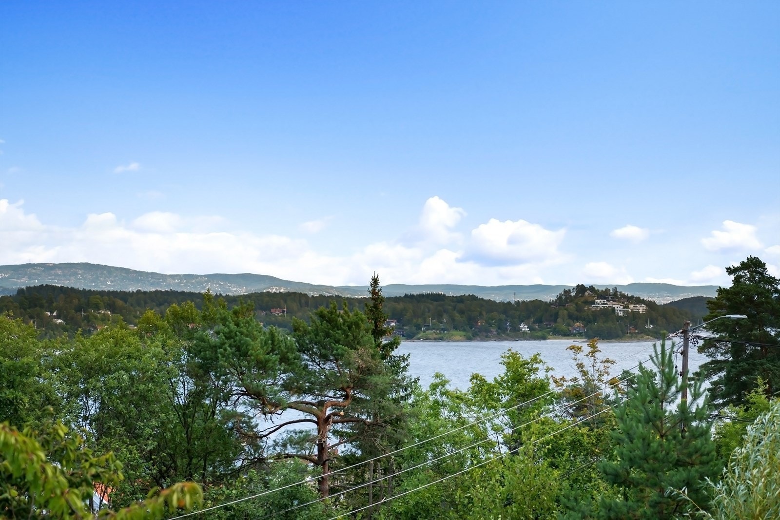 Man kan se helt inn til Holmenkollen og Tryvannstårnet fra verandaen. Galleribilde