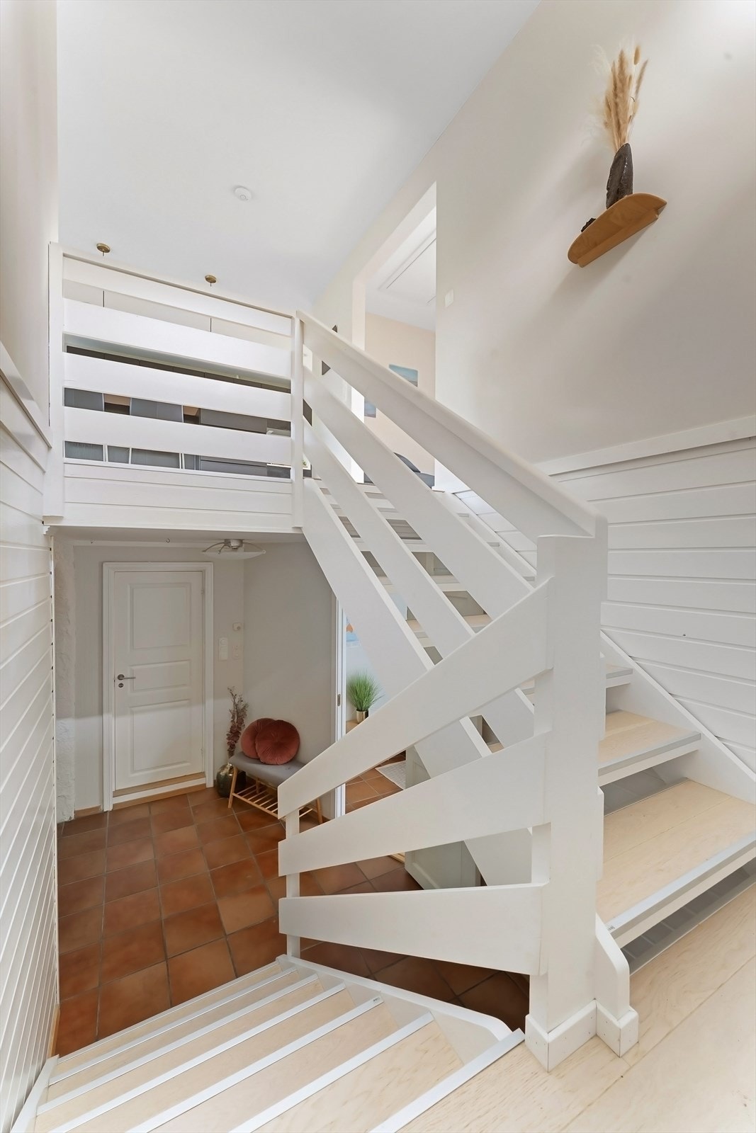 Under trappen er det en ekstra bod for oppbevaring av mindre ting. Galleribilde