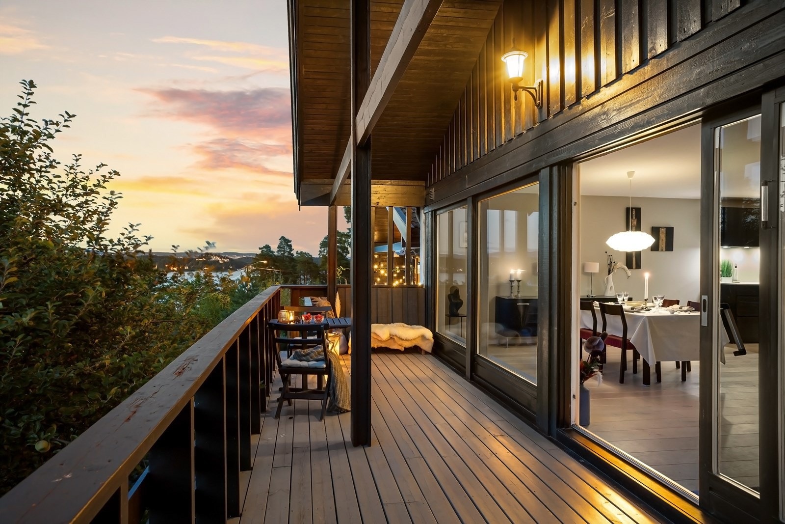 Skyvedører som leder inn til stuen. Galleribilde