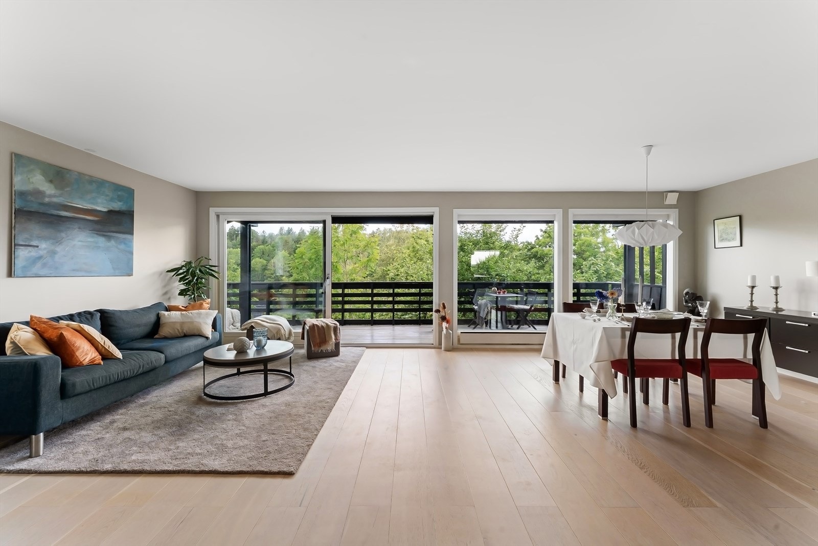 Stuen er beholdt åpen og knytter sammen spiseplassen med kjøkkenet. Galleribilde