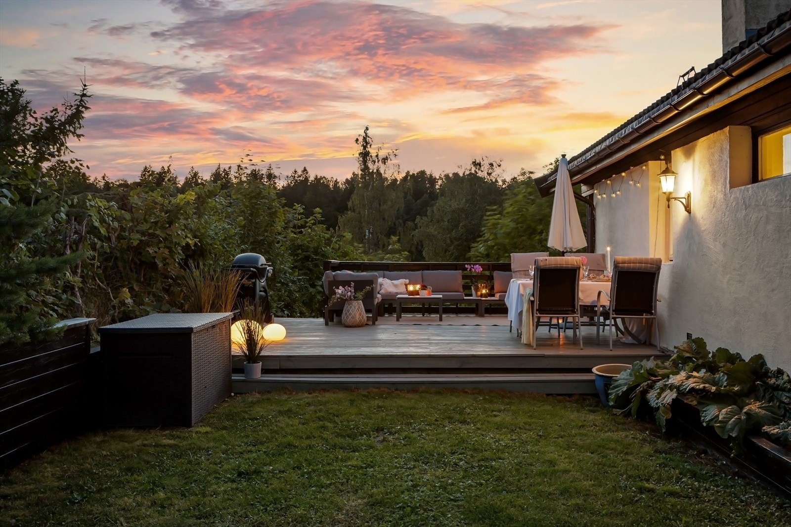 Det er god plass til både spisebord og sofagruppe. Galleribilde