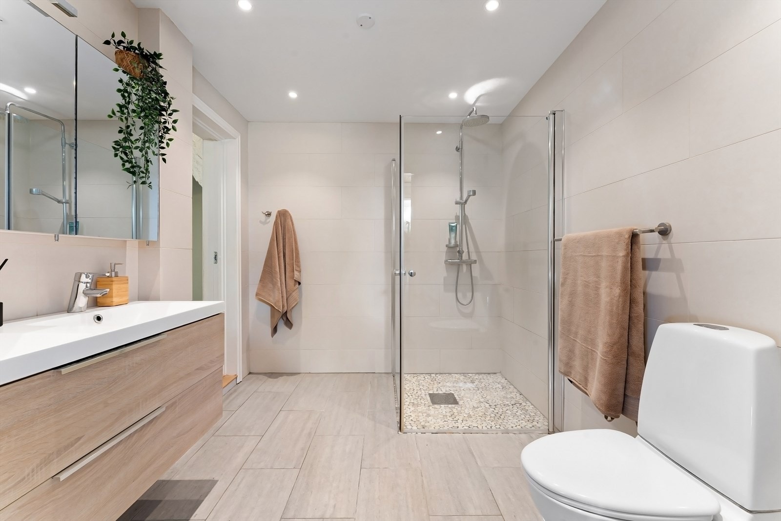 Innredning med helstøpt benkeplate og to servanter. Galleribilde