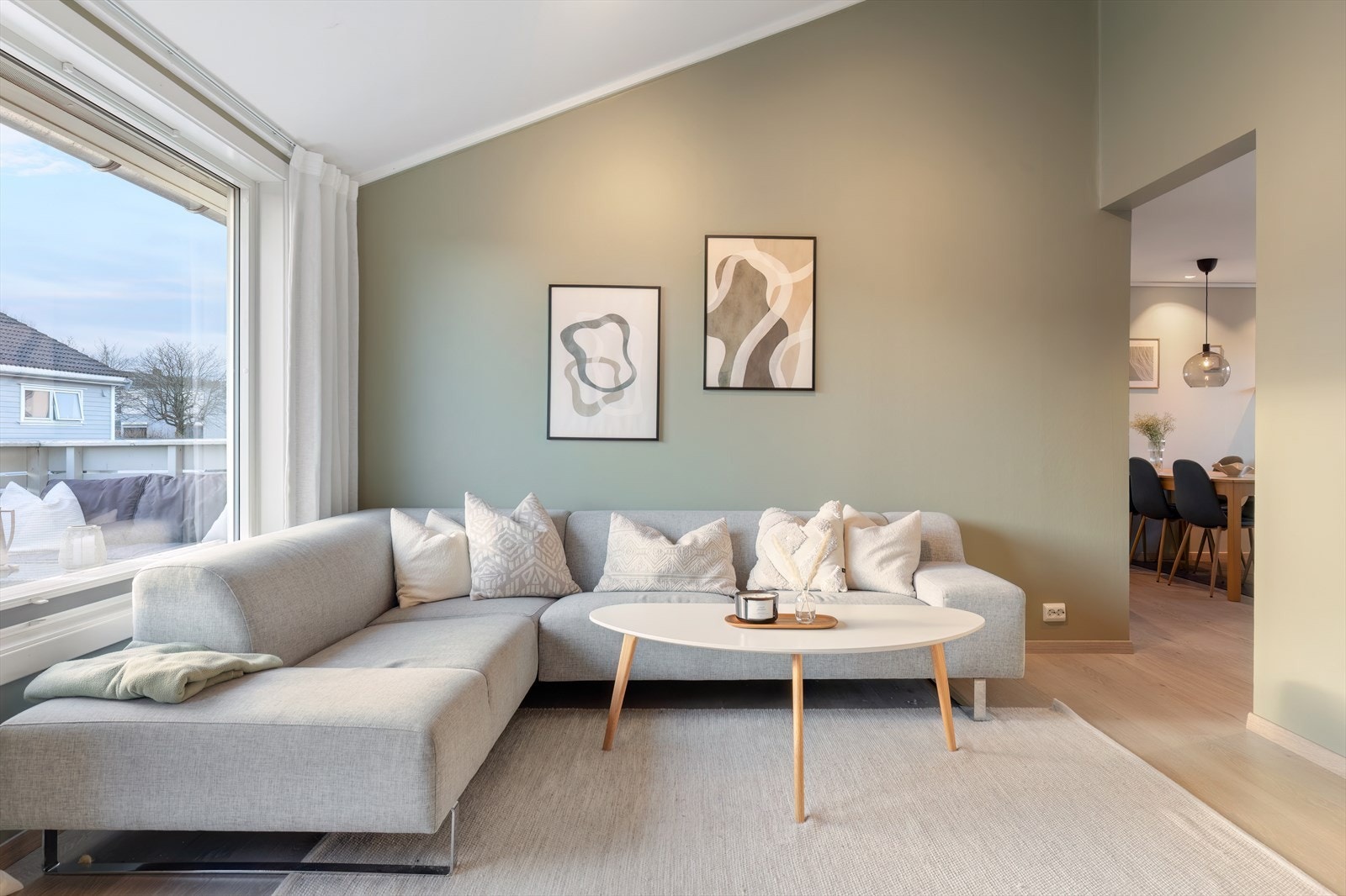 I stuen er det ekstra god takhøyde som gir en god romfølelse Galleribilde