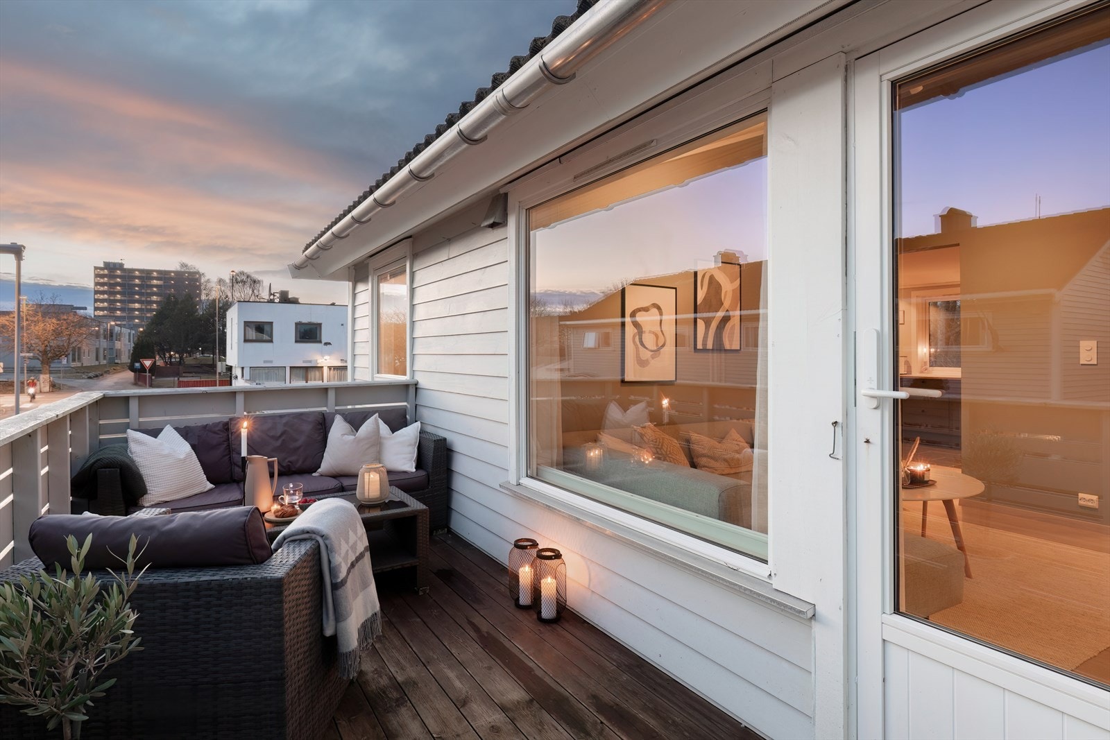 Romslig veranda med gode solforhold og god plass til møblering av hagemøbler og grill Galleribilde